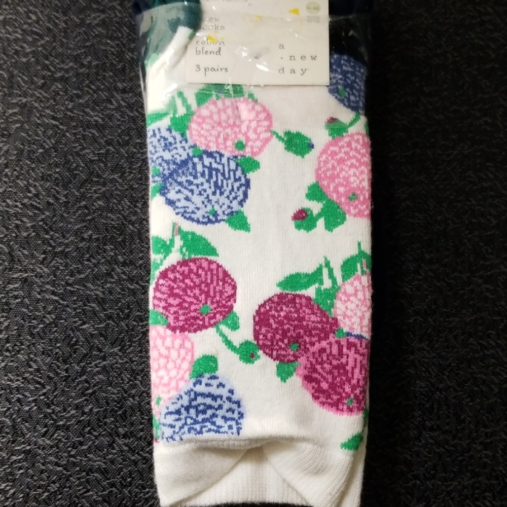 Women 3 pair crew socks